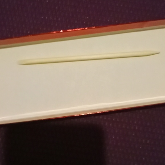 So what I'm selling is a kit to do your own press on nails And look cute. - Picture 6 of 8